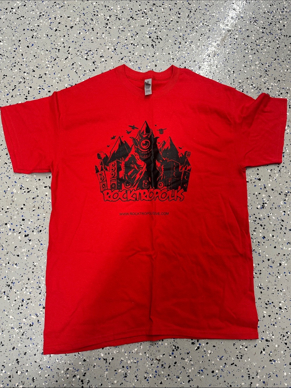 Gildan Red Short-Sleeve Rocktropolis Graphic Tee